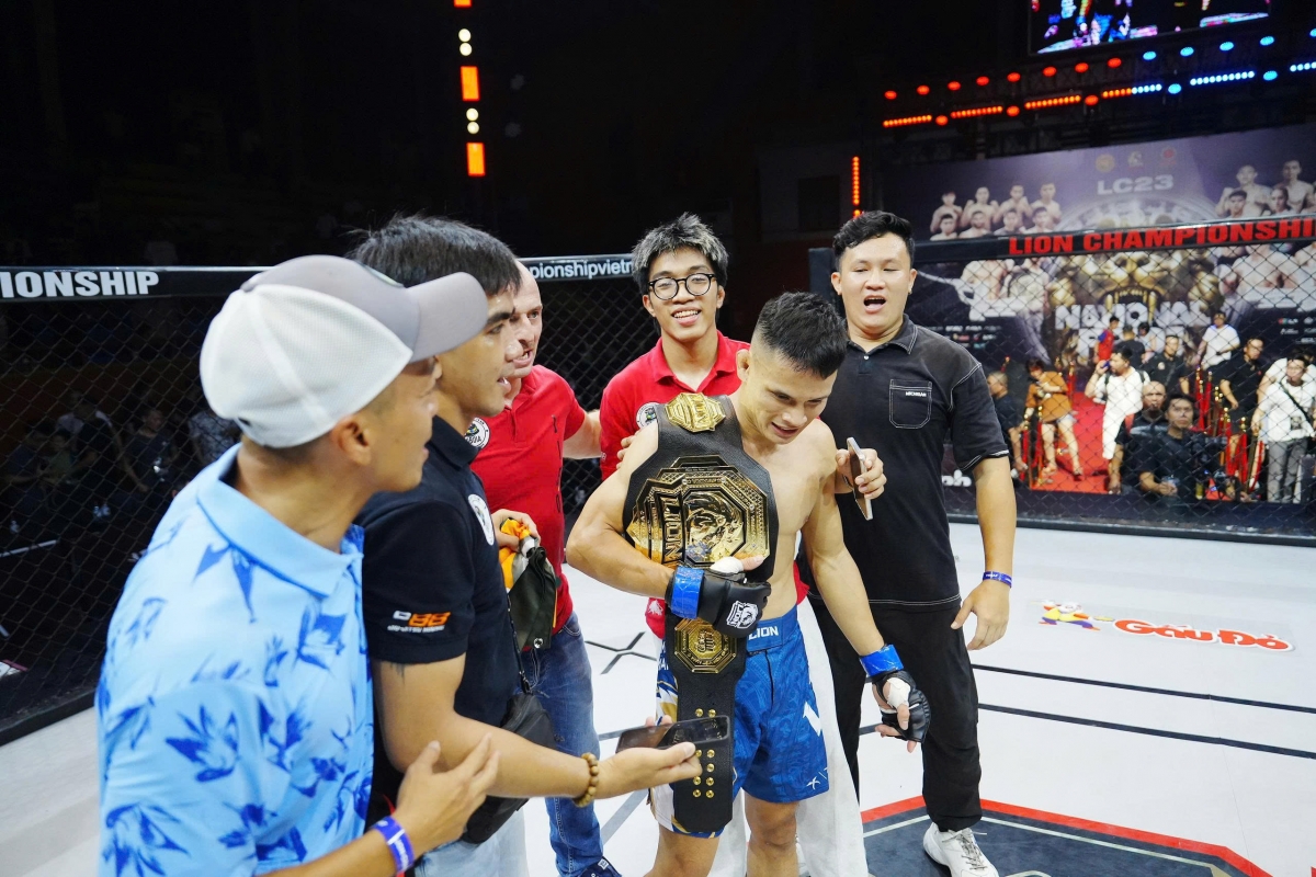 Lê Văn Tuần ăn mừng sau chiến thắng. 