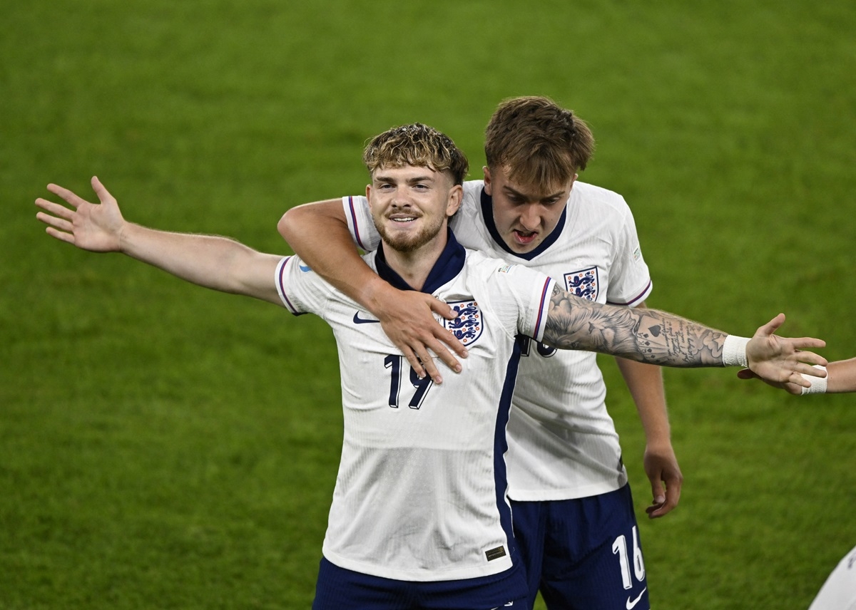 Với dàn cầu thủ thi đấu tại Ngoại hạng Anh, U21 Anh sớm dồn lên tấn công và có bàn mở tỷ số ngay phút thứ 5 của Harvey Elliott. 