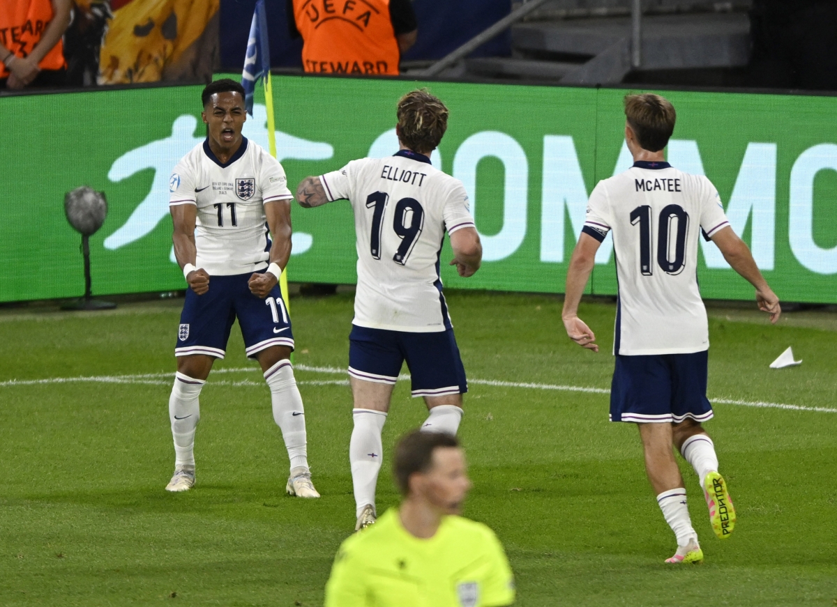 Đến phút 24, Hutchinson nâng tỷ số lên 2-0. 