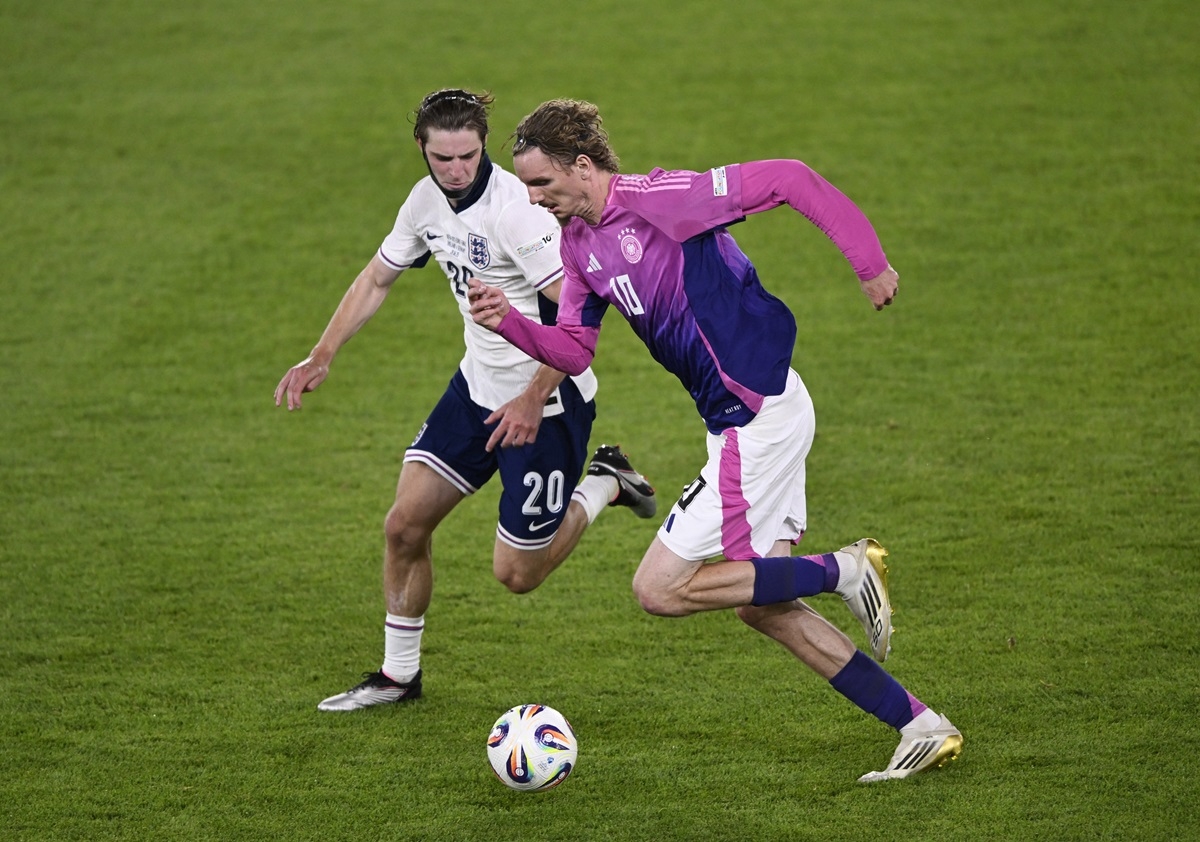 Bị dẫn 2 bàn, U21 Đức có những nỗ lực vùng lên đáp trả. 