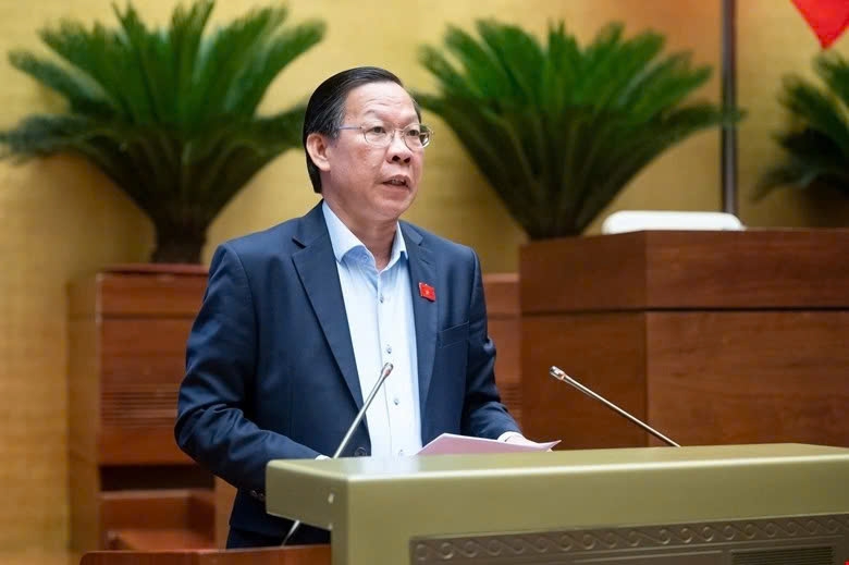 Chủ nhiệm Ủy ban Kinh tế và Tài chính của Quốc hội Phan Văn Mãi trình bày báo cáo trước Quốc hội. Ảnh: Quốc hội.