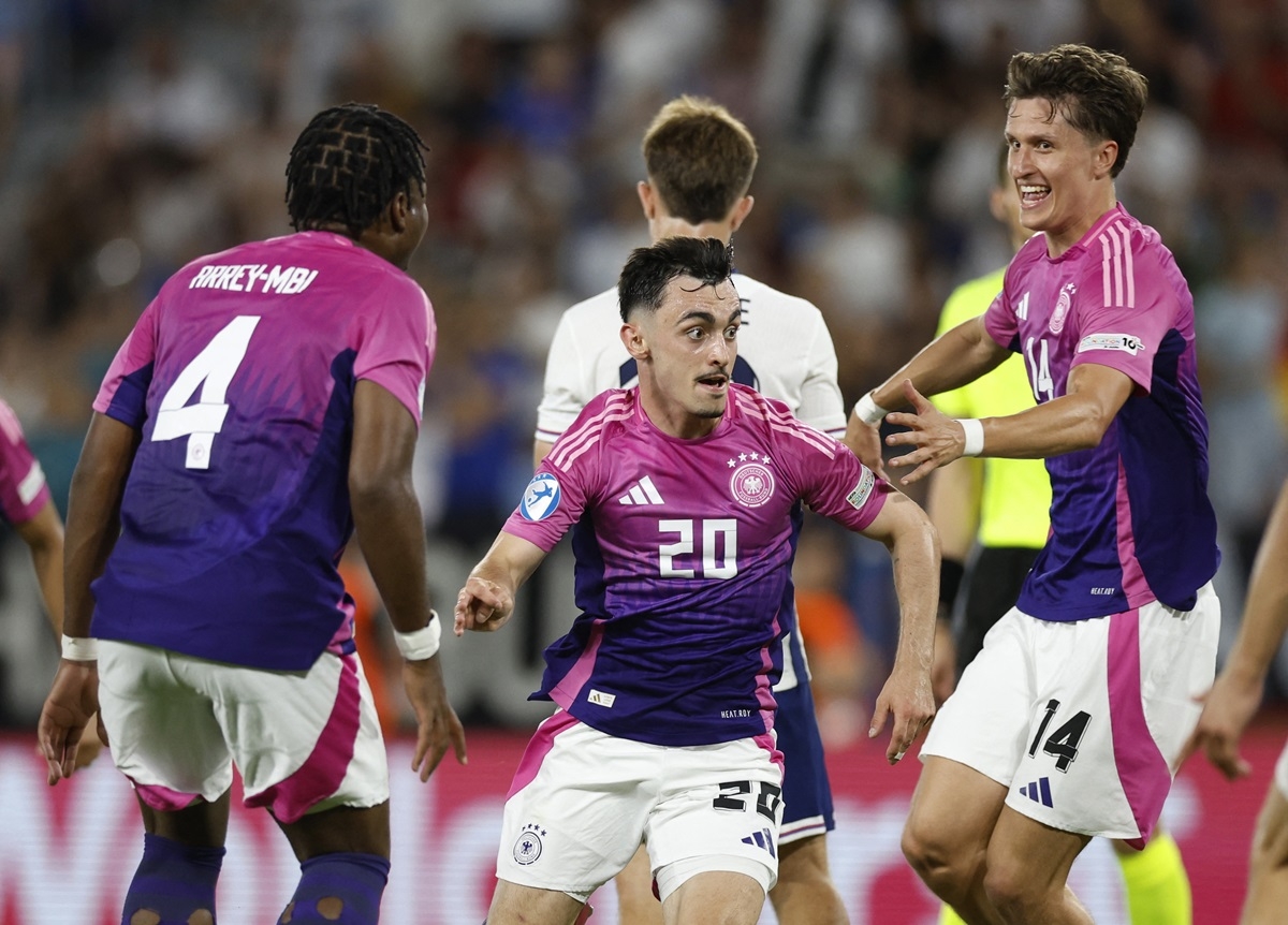 Sang hiệp 2, Nebel đẩy kịch tính của trận chung kết lên đỉnh điểm bằng bàn gỡ hòa 2-2 cho U21 Đức.