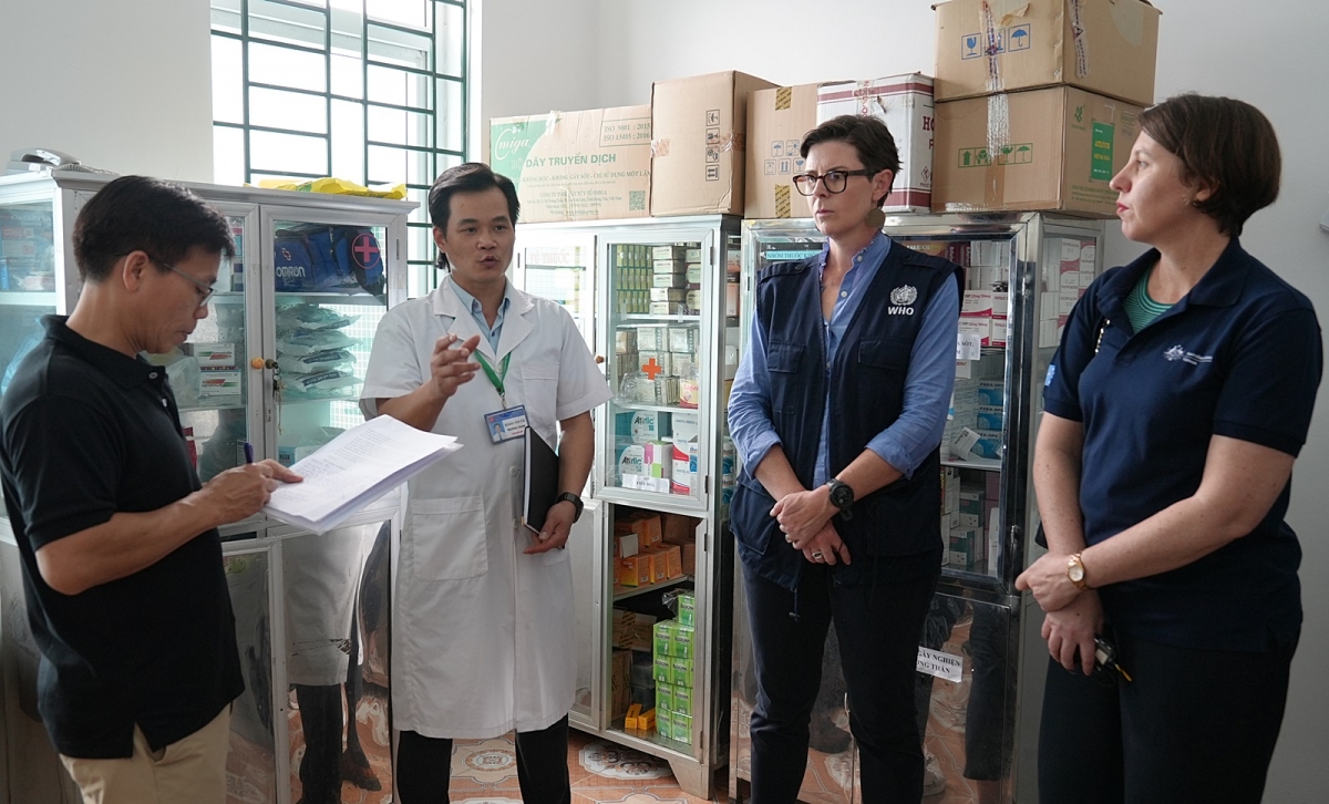 Đại diện của Tổ chức Y tế thế giới Angela Pratt (thứ 2 từ phải sang) và Phó Đại sứ Australia Renee Deschamps (thứ nhất từ phải sang) có mặt tại Trạm Y tế xã Dền Thàng, huyện Bát Xát. Ảnh: LHQ.