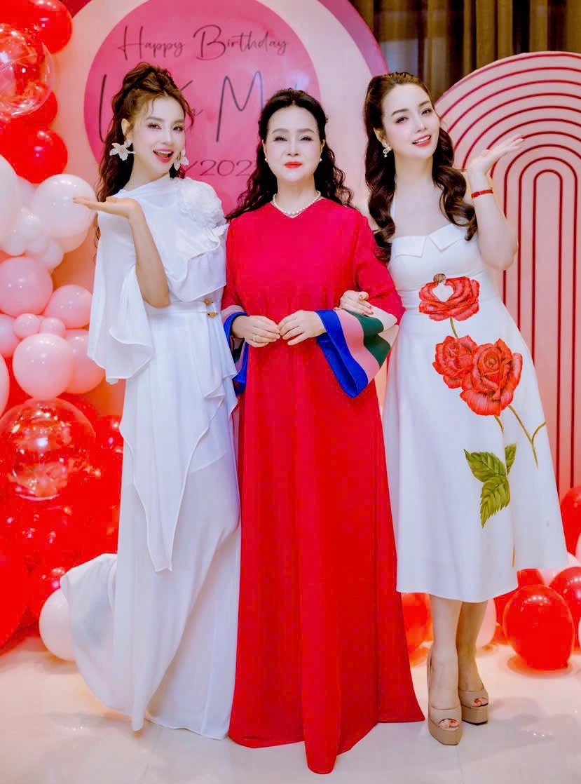 Mai Thu Huyền cùng chị gái Thu Trang chung tay tổ chức tiệc mừng sinh nhật lần thứ 68 cho mẹ.