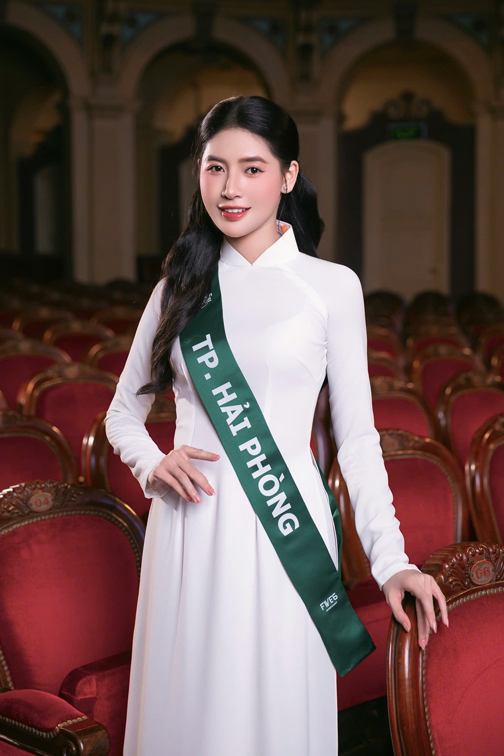 Tương tự, Phạm Hoàng Thu Uyên (SBD 001) cũng là cái tên không quá xa lạ với fan sắc đẹp. Cô đến từ thành phố Hải Phòng, cao 1m70 và có số đo ba vòng là 84-63-94. Thu Uyên có biệt danh "Hoa khôi công nghệ" từng vào Top 16 Hoa hậu hoàn vũ Việt Nam 2022. Năm ngoái, Phạm Hoàng Thu Uyên đạt ngôi Á hậu 2 Hoa hậu Du lịch Việt Nam toàn cầu.