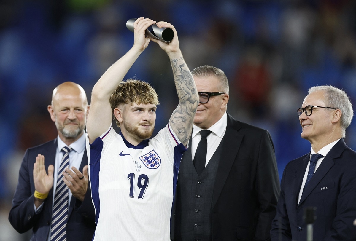 Harvey Elliott - tiền vệ thuộc biên chế Liverpool - là người nhận danh hiệu cầu thủ xuất sắc nhất giải. 