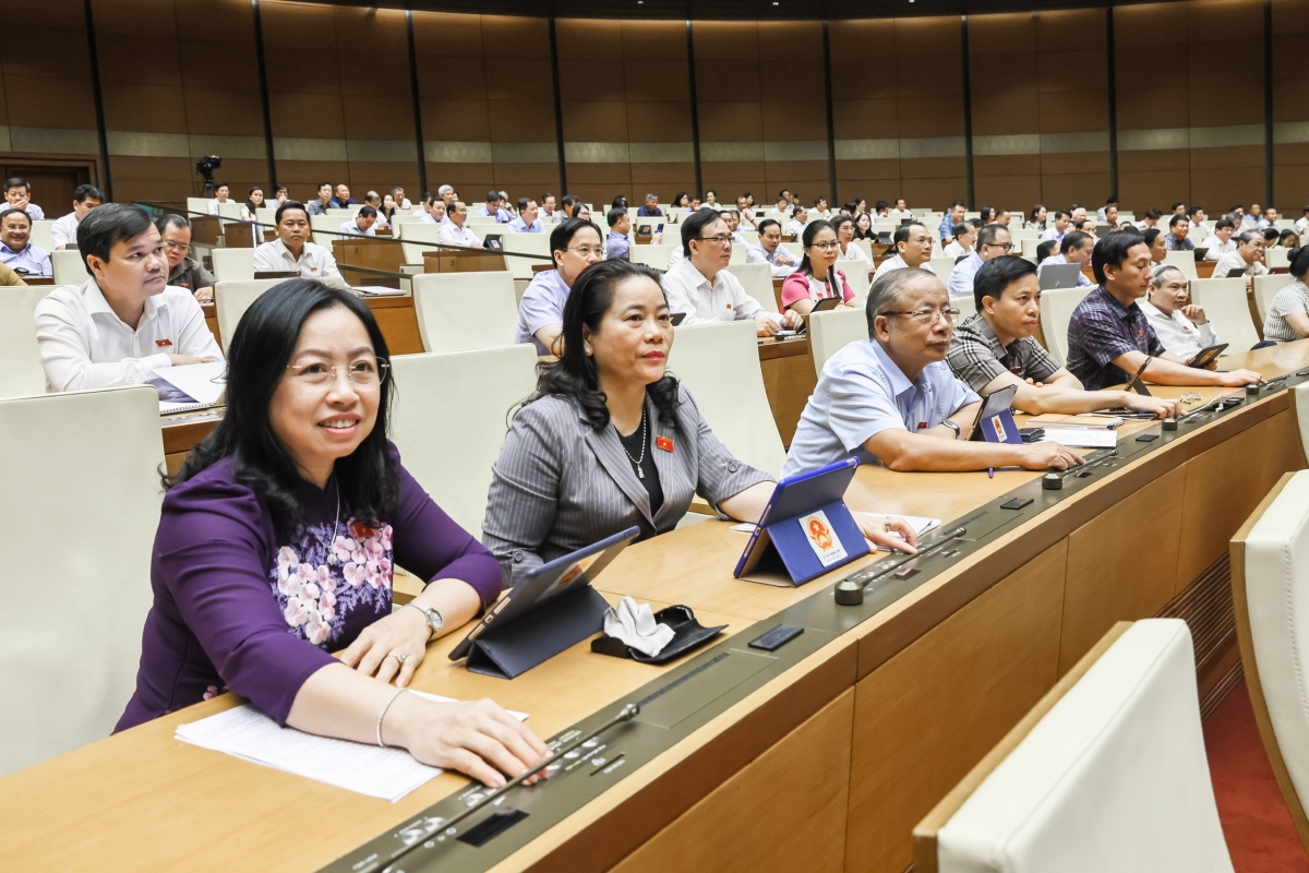 Đại biểu Quốc hội ấn nút biểu quyết thông qua Nghị quyết về việc sắp xếp đơn vị hành chính cấp tỉnh năm 2025