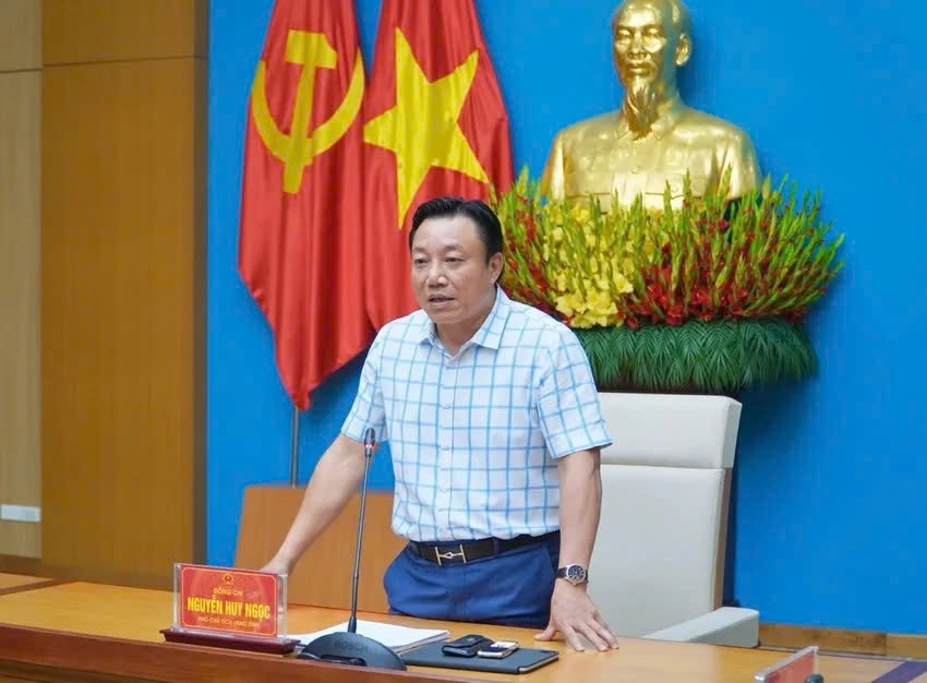 Phó Chủ tịch tỉnh Phú Thọ Nguyễn Huy Ngọc nghe báo cáo công tác chuẩn bị lễ công bố nghị quyết, quyết định vận hành bộ máy và đơn vị hành chính tỉnh Phú Thọ mới. Ảnh: phutho.gov.vn