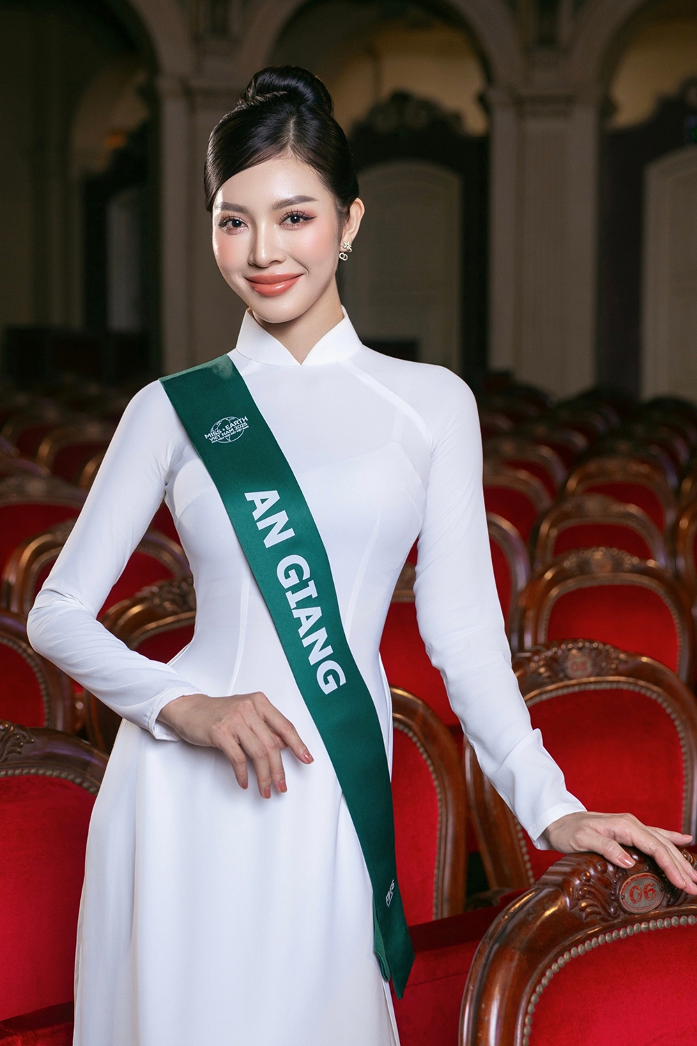 Gương mặt nổi trội nhất có thể kể đến là Bùi Lý Thiên Hương (sinh năm 1996, quê An Giang, SBD 067), cao 1m74, số đo hình thể là 86-61-93. Cô là gương mặt quen thuộc của các cuộc thi nhan sắc Việt. Mỹ nhân này đạt loạt thành tích khủng tại nhiều đấu trường như đăng quang Miss Vietnam Worldwide 2018, Top 16 Miss Universe Vietnam 2022, Top 10 Miss Grand Vietnam 2022 (đồng thời thắng giải Best in Swimsuit), Top 15 Miss Grand Vietnam 2024 (giành giải phụ Trang phục dạ hội đẹp nhất)... Đến với Miss Earth Vietnam 2025, Bùi Lý Thiên Hương hứa hẹn sẽ bùng nổ hơn với quyết tâm chinh phục vương miện cao quý nhất.