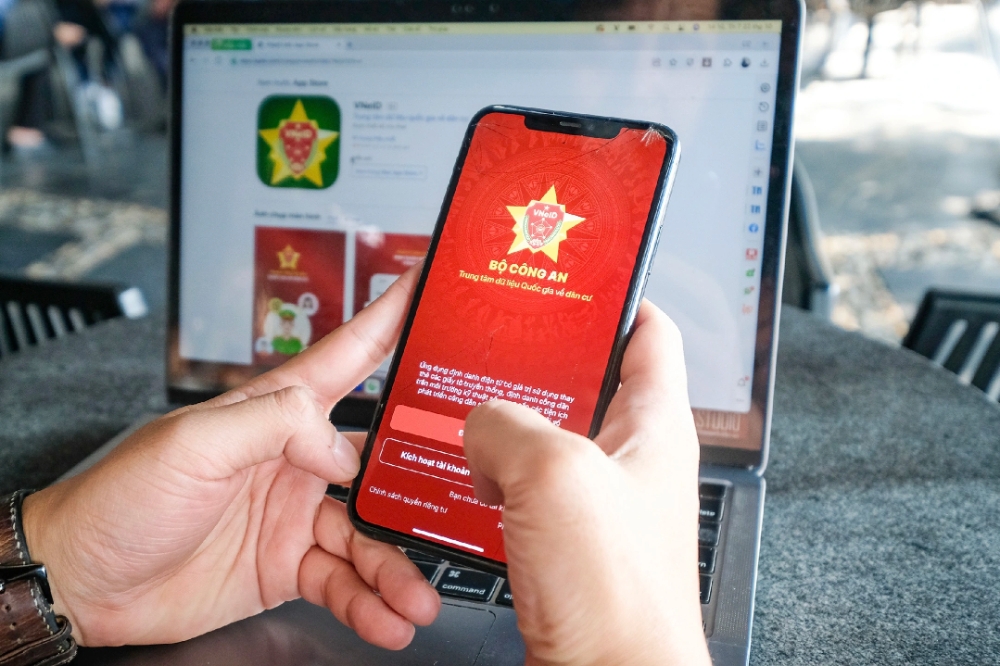 Người dùng gặp khó khăn khi truy cập và trích xuất thông tin trên VNeID.