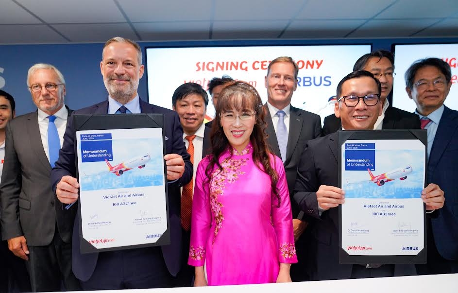 Ông Đinh Việt Phương, Tổng Giám đốc Vietjet (phải) và ông Benoît de Saint-Exupéry, Phó Chủ tịch cấp cao phụ trách Kinh doanh máy bay thương mại của Airbus (trái) trao thỏa thuận đặt hàng 100 máy bay A321neo mới