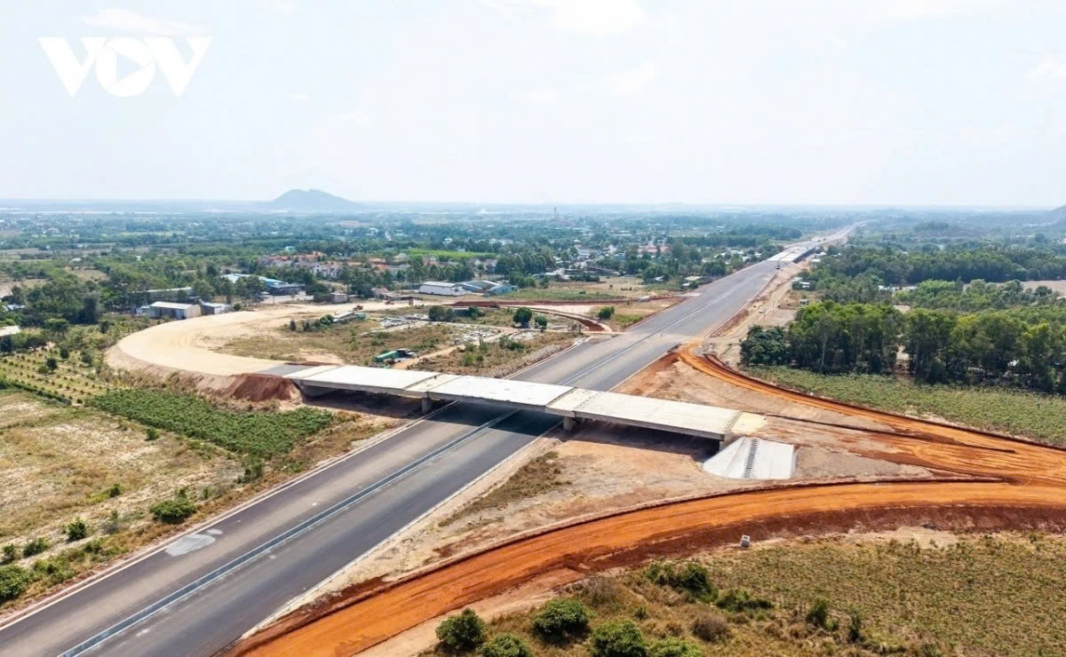 Thi công cao tốc Biên Hòa – Vũng Tàu giai đoạn 1.