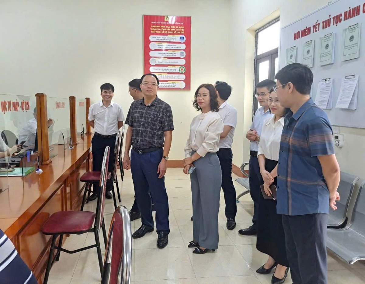 Nghe báo cáo công tác chuẩn bị lễ công bố nghị quyết, quyết định của Trung ương, địa phương về sắp xếp tổ chức bộ máy và đơn vị hành chính tỉnh Phú Thọ mới và vận hành tổng thể các hệ thống thông tin dùng chung. Ảnh TĐ.