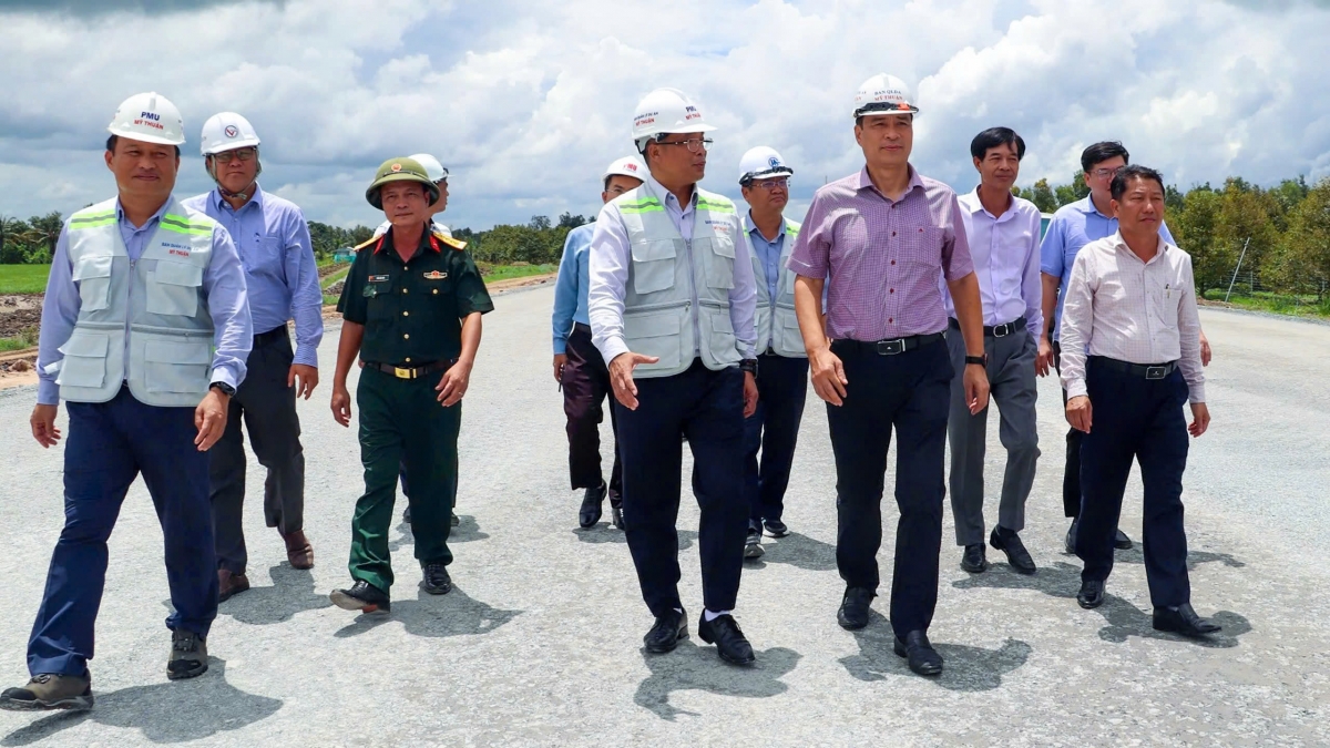  Đoàn công tác của Bộ Xây dựng kiểm tra thực địa công trường cao tốc Cần Thơ - Cà Mau.