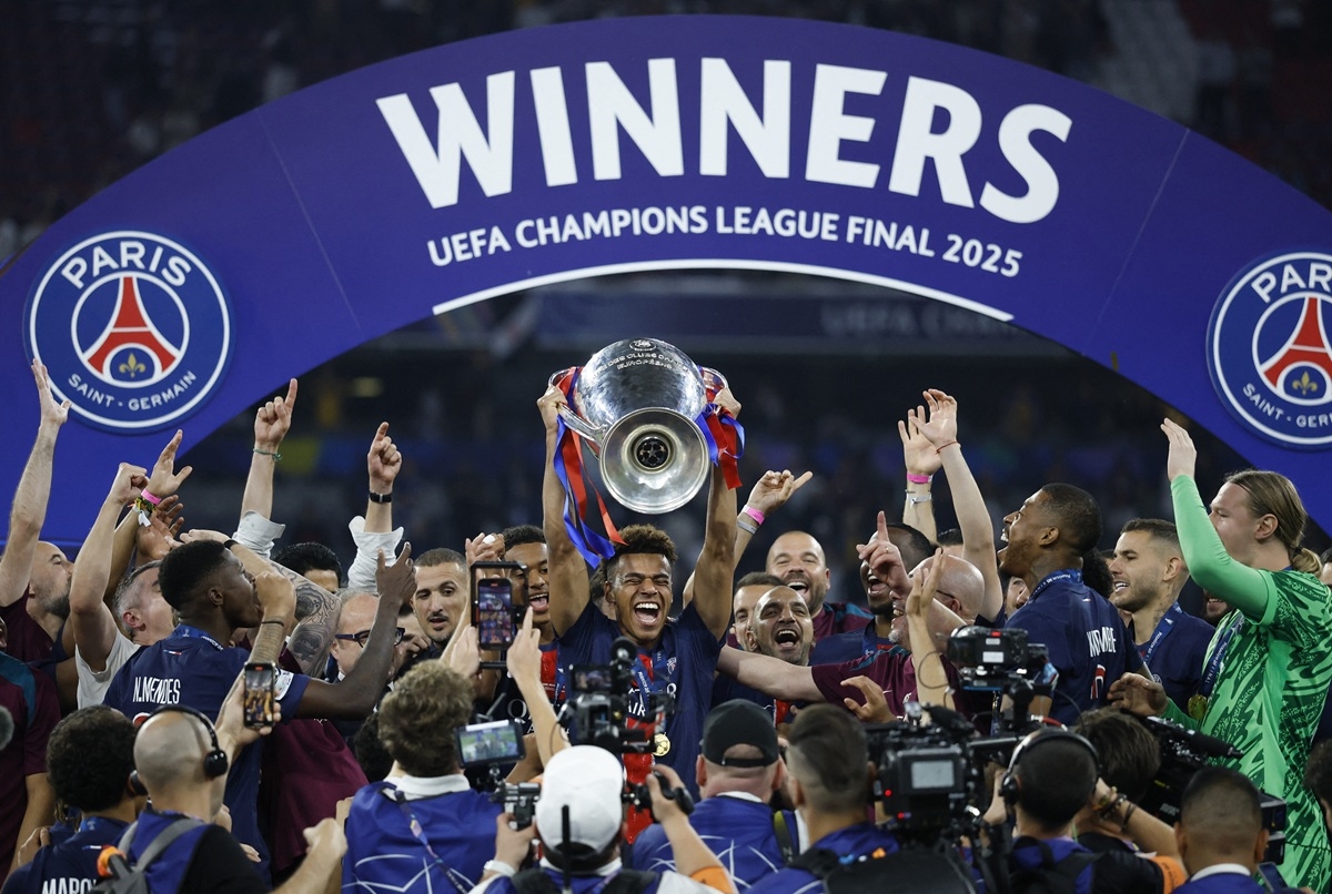 Désiré Doué cùng đồng đội nâng cao danh hiệu Cúp C1 châu Âu 2024/2025. (Ảnh: Getty). 