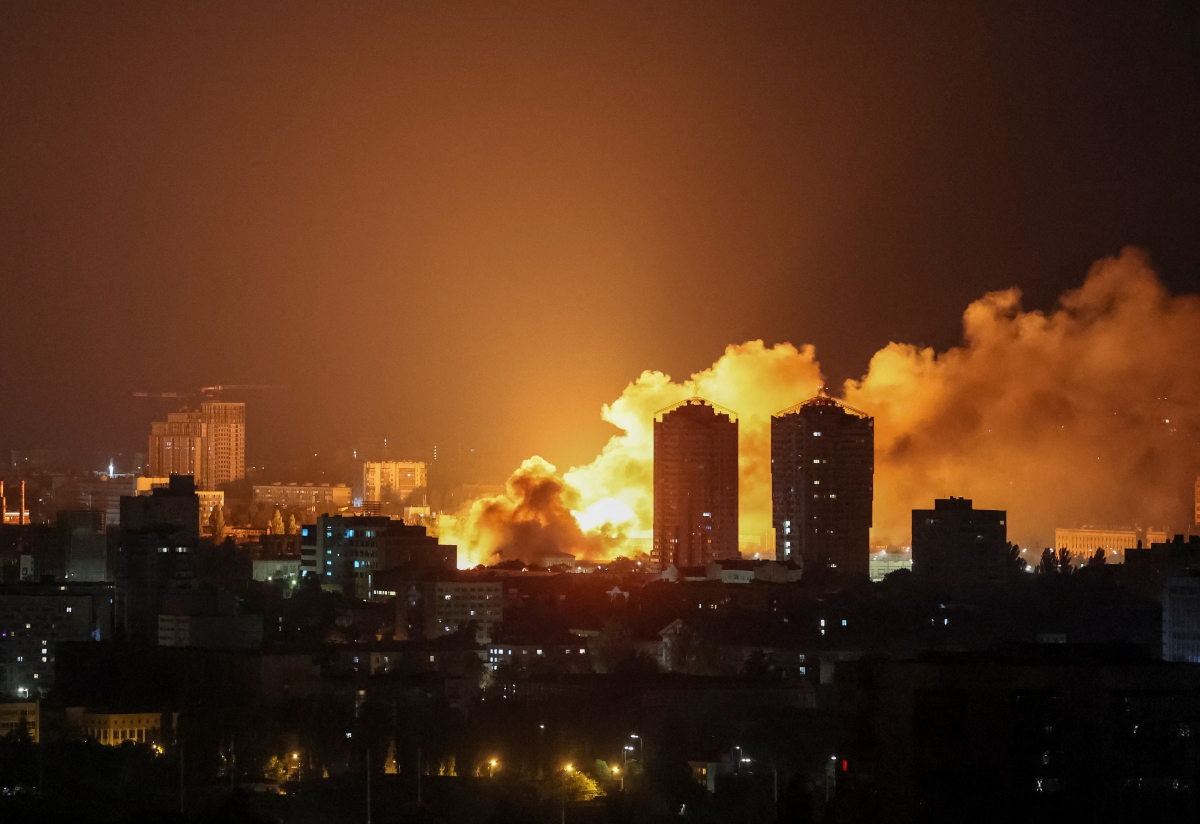Khói lửa bốc lên sau cuộc không kích của Nga vào thủ đô Kiev của Ukraine. Ảnh: Reuters
