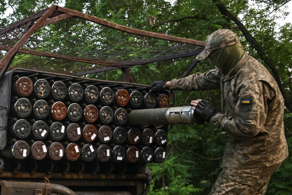 Binh lính Ukraine chuẩn bị khai hỏa về phía quân đội Nga trên tiền tuyến ở Zaporizhzhia. Ảnh: Reuters