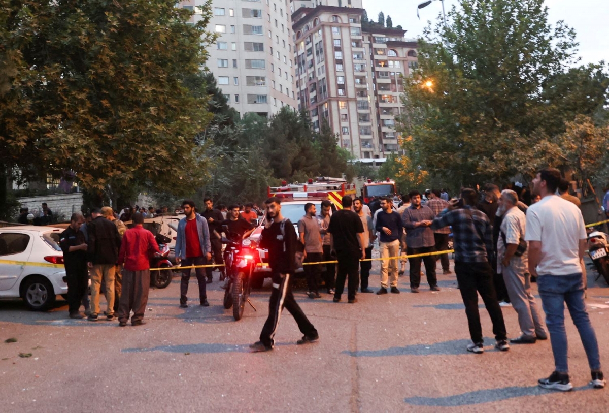 Lực lượng chức năng Iran khoanh vùng 1 khu vực bị tấn công tại thủ đô Tehran ngày 13/6 (Ảnh: Reuters)