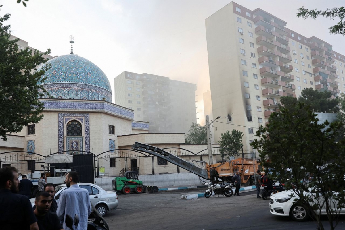 Khói bốc lên từ một tòa nhà bị hư hại ở Tehran, Iran sau cuộc tấn công của Israel. Ảnh: Reuters