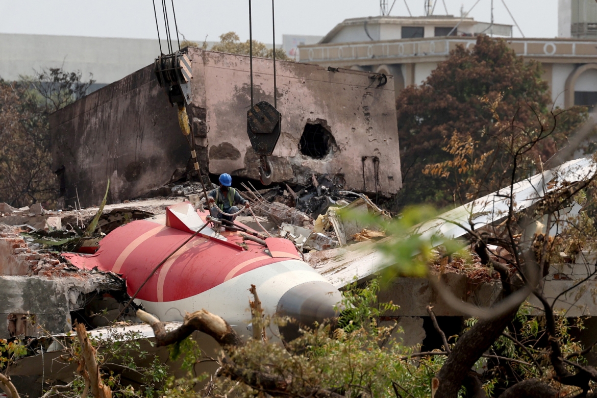 Hiện trường chiếc máy bay Boeing 787-8 Dreamliner của Air India bị rơi. Ảnh: Reuters