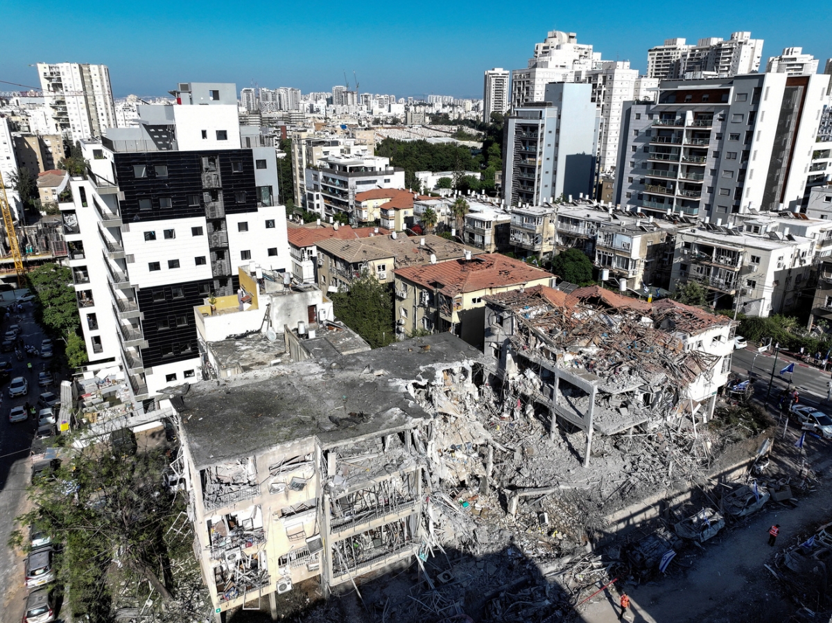 Các tòa nhà bị thiệt hại sau cuộc tấn công bằng tên lửa từ Iran vào Israel. Ảnh: Reuters