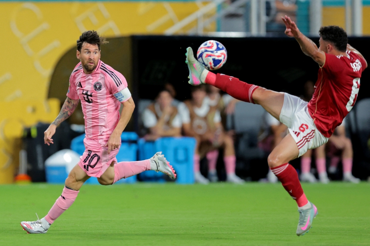 Messi đang bị theo kèm chặt (Ảnh: Reuters).