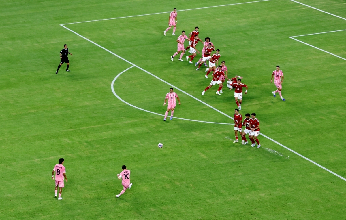 Messi tìm kiếm cơ hội từ những tình huống cố định (Ảnh: Reuters).