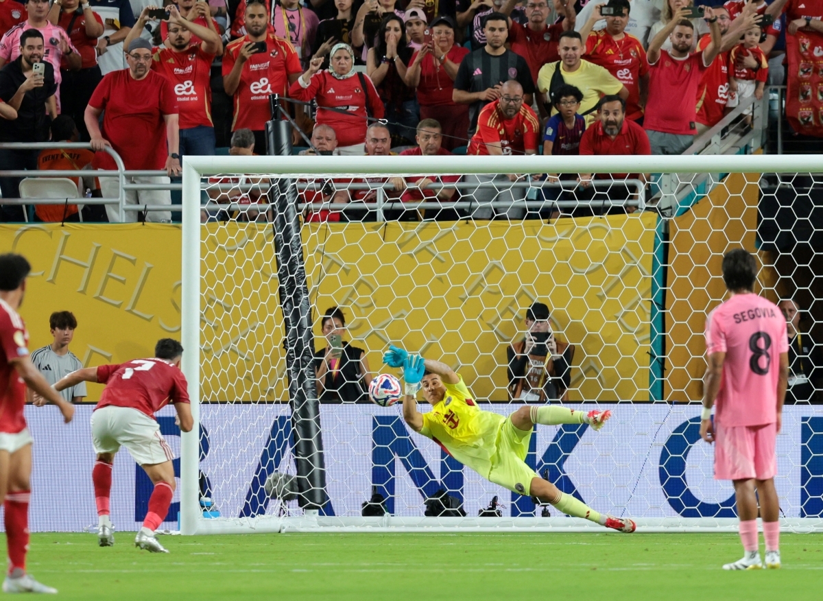 Thủ môn của Inter Miami chơi xuất sắc trong hiệp 1 (Ảnh: Reuters).