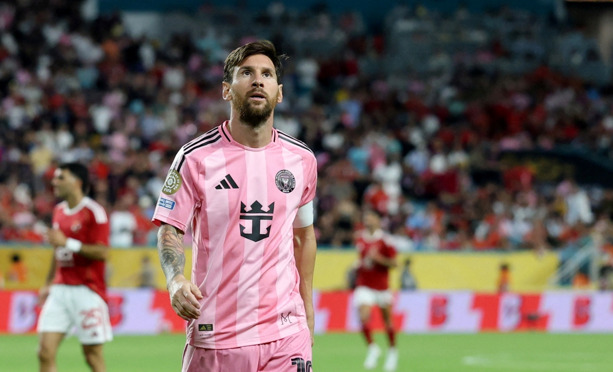 Messi và đồng đội bị chia điểm trong trận ra quân (Ảnh: Reuters).