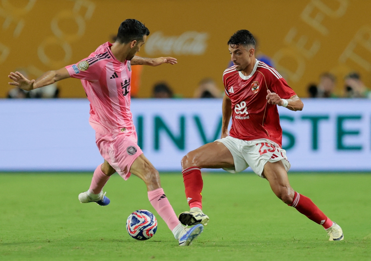 Trận đấu đang diễn ra với tốc độ chậm, hai đội không dám mạo hiểm (Ảnh: Reuters).