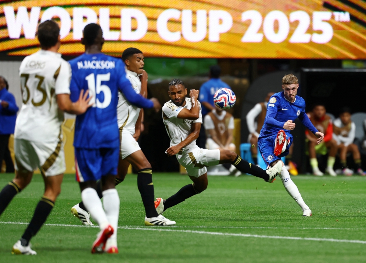 Cole Palmer luôn được các hậu vệ Los Angeles theo sát (Ảnh: Reuters)