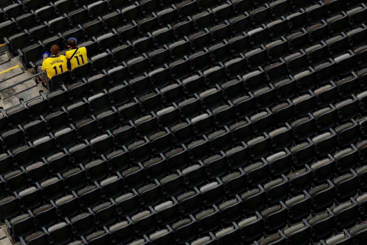 Các CĐV Dortmund sớm có mặt ở sân (Ảnh: Reuters)