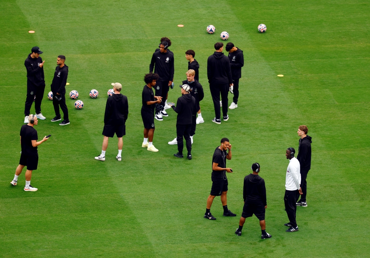 Dàn cầu thủ Dortmund chuẩn bị khởi động trước trận (Ảnh: Reuters)