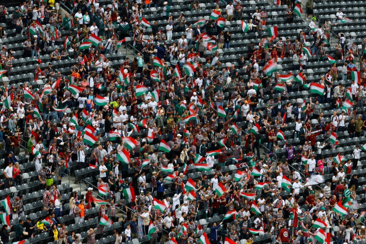 Bầu không khí sôi động được tạo nên bởi đông đảo các CĐV Fluminense trên khán đài (Ảnh: Reuters)