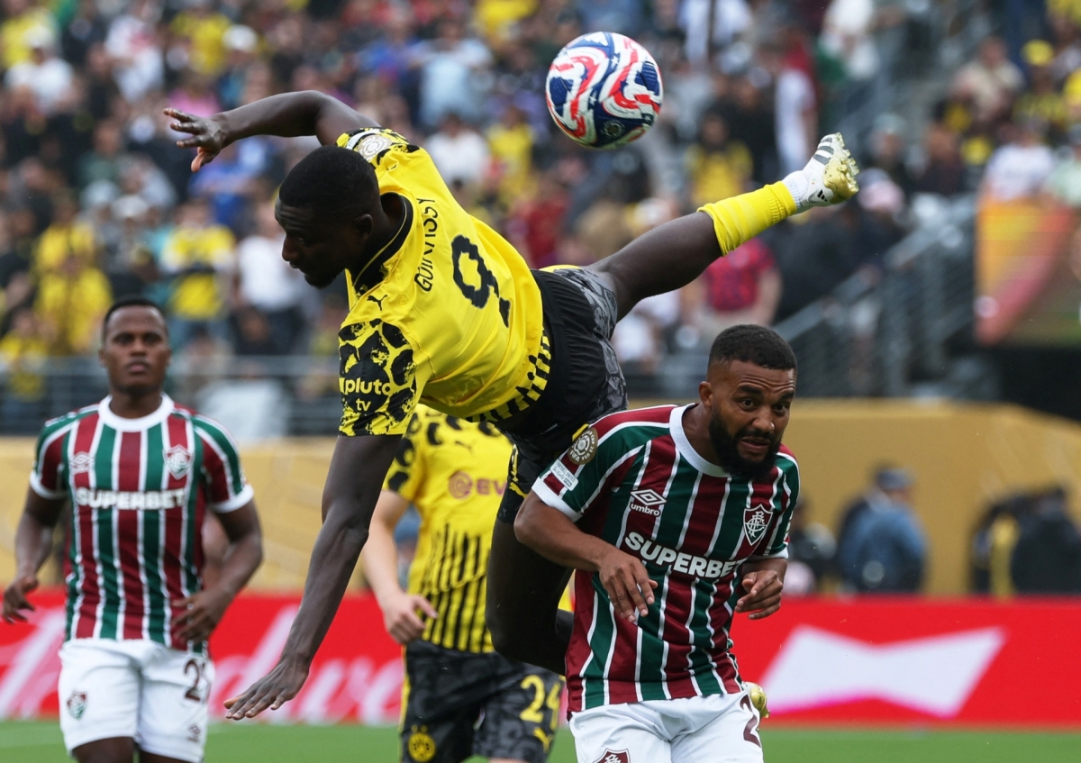 Fluminense và Dortmund chơi đôi công ngay sau tiếng còi khai cuộc (Ảnh: Reuters)