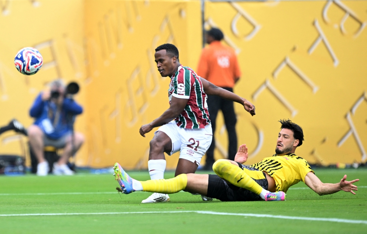 Arias (21) đang khiến hàng thủ Dortmund gặp vô vàn khó khăn (Ảnh: Reuters)