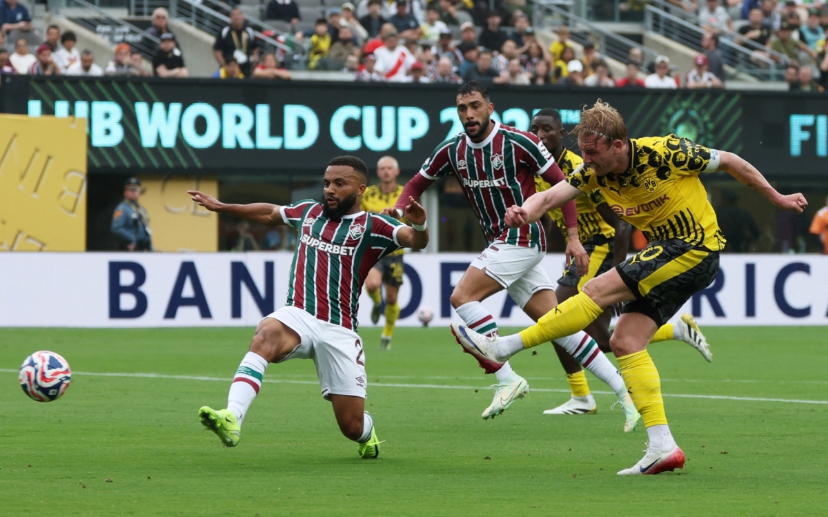 Julian Brandt bỏ lỡ cơ hội vàng mở tỷ số cho Dortmund (Ảnh: Reuters)