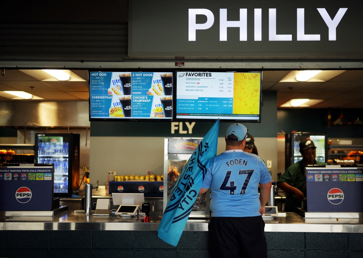 Trong khi đó, các CĐV Man City đang lũ lượt vào sân để cổ vũ cho đội nhà (Ảnh: Reuters)