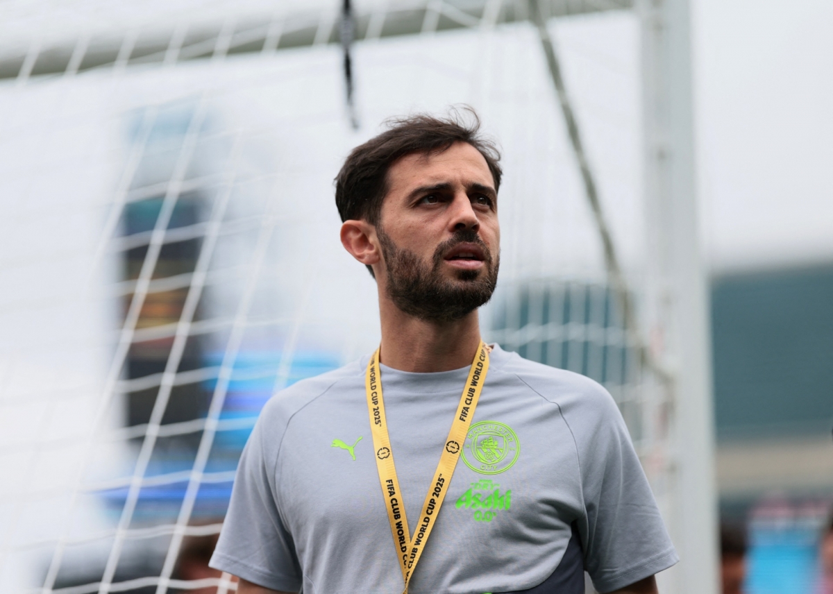 Bernardo Silva chuẩn bị sẵn sàng khởi động trước trận (Ảnh: Reuters)