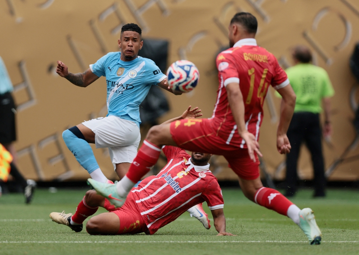 Wydad và Man City đang chơi đôi công hấp dẫn (Ảnh: Reuters)