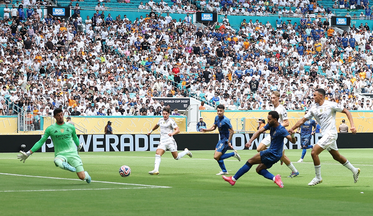 Al Hilal đang ép sân REal Madrid (Ảnh: Reuters).