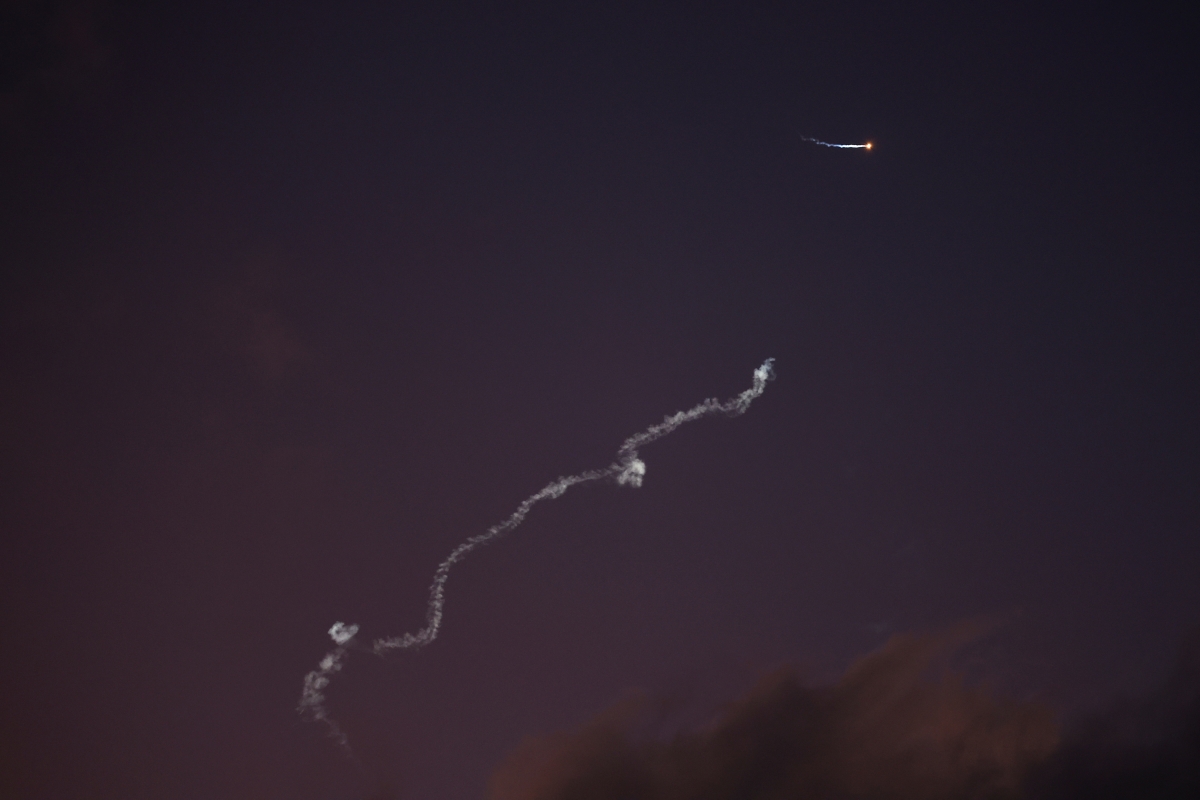 Tên lửa được phóng từ phía Iran bị đánh chặn. Ảnh: Reuters