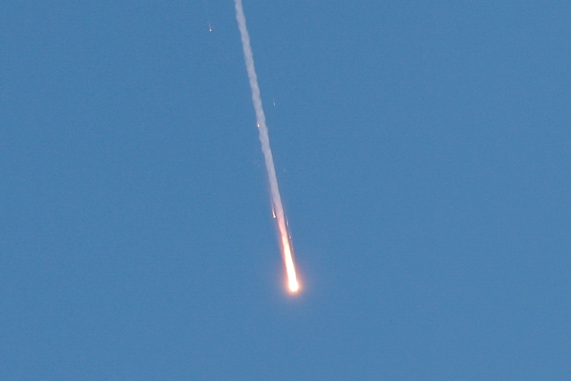 Tên lửa được phóng từ Iran về phía Israel. Ảnh: Reuters