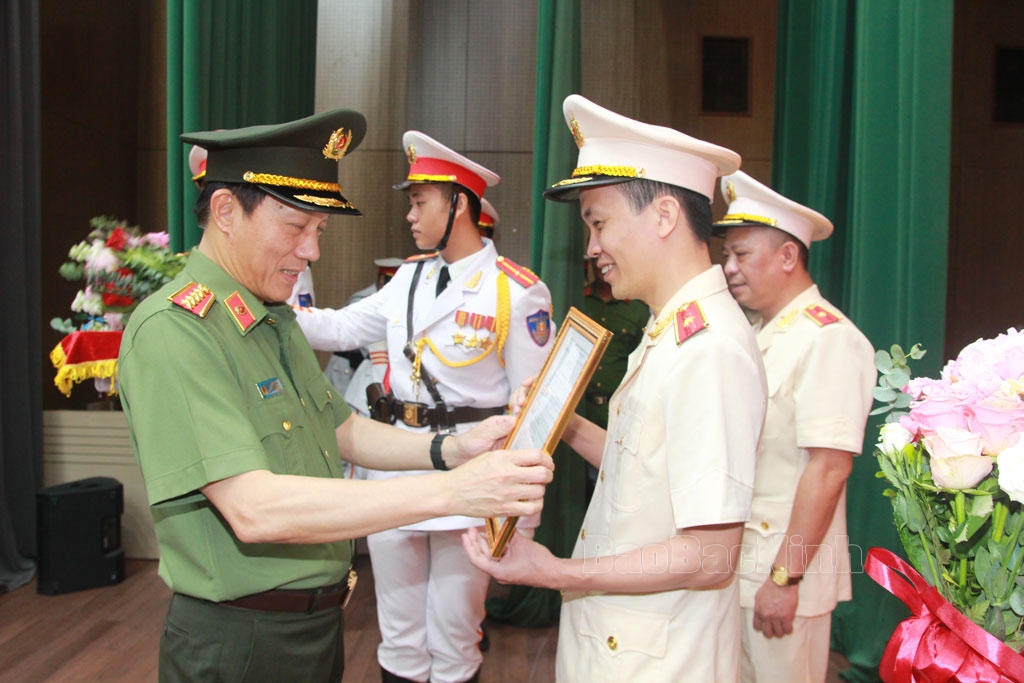 Bộ trưởng Bộ Công an, Đại tướng Lương Tam Quang trao Quyết định cho Thiếu tướng Bùi Duy Hưng