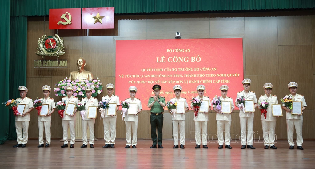 Thiếu tướng Bùi Duy Hưng (thứ 2 từ trái qua phải) đón nhận Quyết định của Bộ trưởng Bộ Công an Lương Tam Quang. (Ảnh: Bộ Công an)