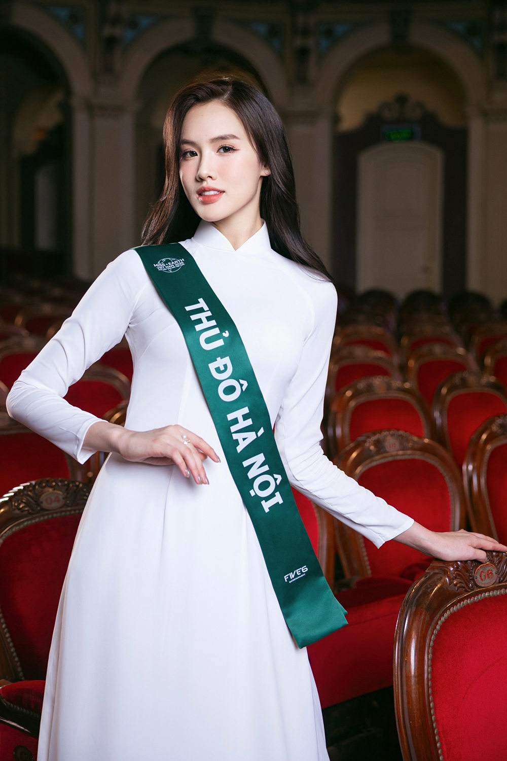 Trong khi đó, Trịnh Mỹ Anh (SBD: 102, Thủ đô Hà Nội, số đo 85-64-95) đạt Top 35 Hoa Hậu Việt Nam và Top 18 Người đẹp nhân ái Hoa Hậu Việt Nam 2022, Top 36 Miss Grand Vietnam 2024 cũng là một ứng cử viên sáng giá cho danh hiệu Hoa hậu Trái Đất 2025.