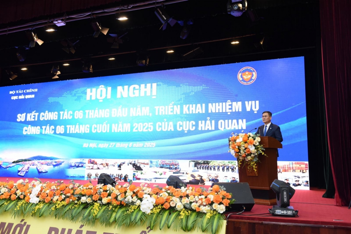 Thứ trưởng Bộ Tài chính Bùi Văn Khắng phát biểu tại hội nghị