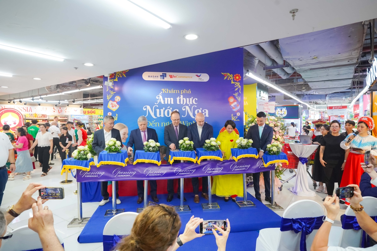 Đại sứ Nga tại Việt Nam, Tổng Giám Đốc WinCommerce cùng các đại biểu cắt băng khai trương không gian Russia Corner tại WinMart Royal City