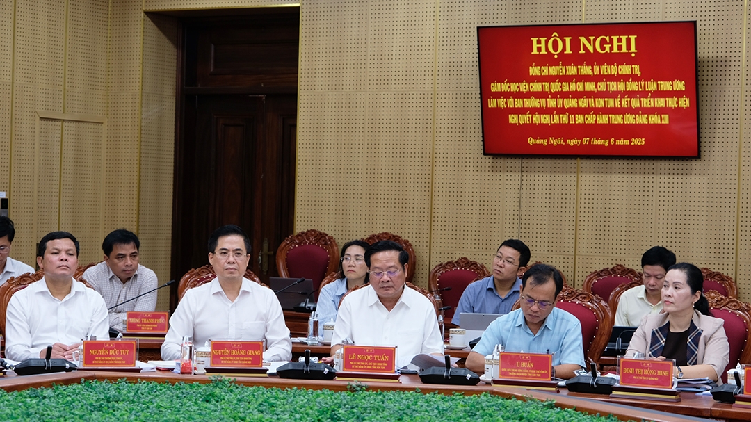 Ban thường vụ Tỉnh ủy hai tỉnh dự buổi làm việc.