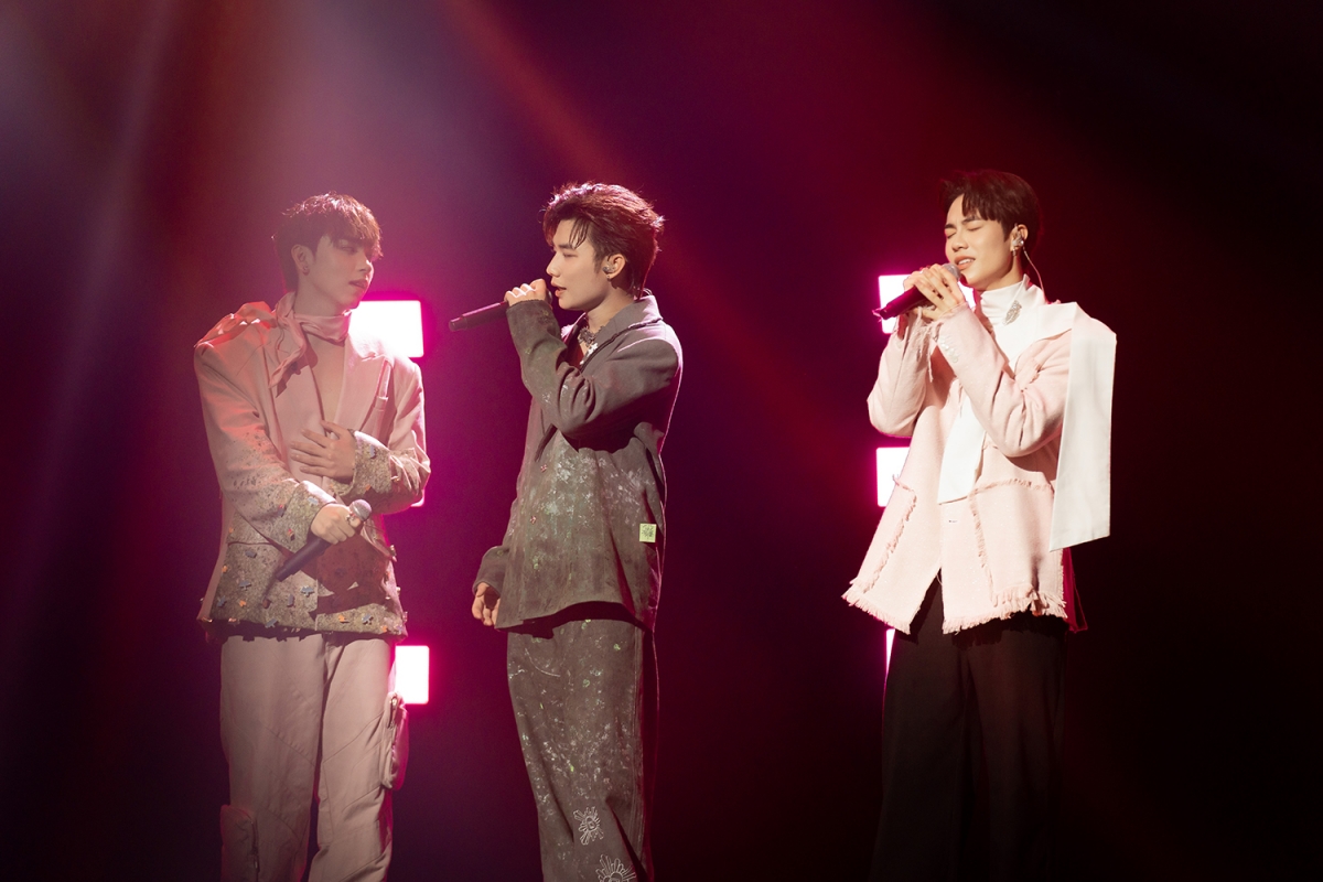 Tiết mục "Từng quen" do ba tân binh Tạ Hoàng Long, Nguyễn Hữu Sơn và Nguyễn Lâm Anh đang gây bão trên mạng xã hội. 